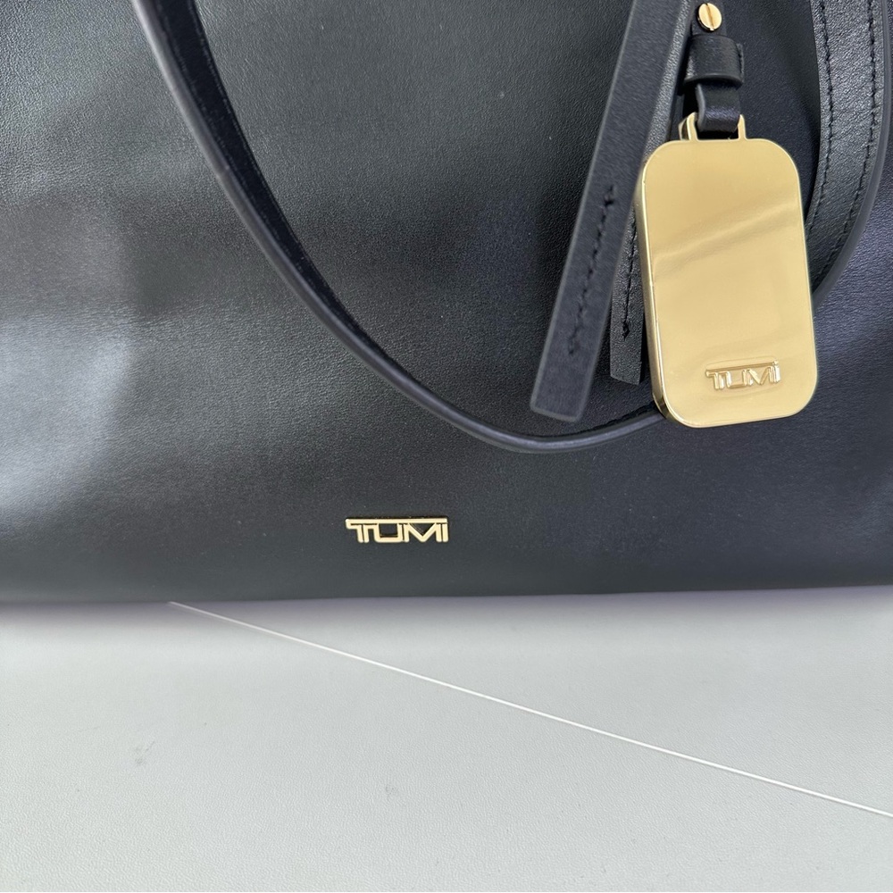 TUMI Everyday Tote Bag Voyageur Leather in Black - Picture 3 of 10